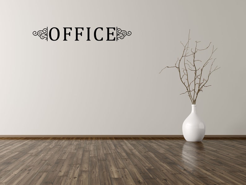 Puede incluir: Una pared blanca con la palabra "OFFICE" en letras negras con adornos decorativos a cada lado. Un jarr&oacute;n blanco con ramas marrones est&aacute; en el lado derecho de la imagen. El suelo es de madera oscura.
