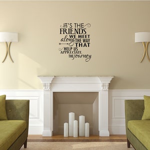 It's The Friends We Meet Wall Quote -  Friends Family Wall Décor - Inspirational Lettering For Walls - Removeable Wall Quote Words For Wall