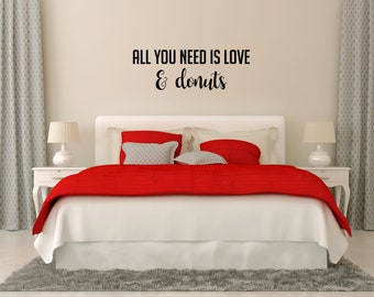 Vinilo decorativo de pared "Amor y donuts" - Arte para pared de dormitorio (36x12,5 pulgadas)