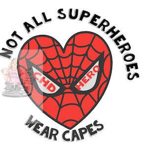 Może przedstawiać: Czerwone serce z czarnym wzorem pajęczyny i napisami "Not All Superheroes Wear Capes" wokół niego. Serce ma szarą maskę z napisem "Hero". Na sercu widnieje napis "CHD".