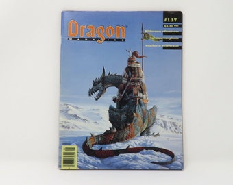 Può includere: Dragon Magazine numero 137, con un'illustrazione di copertina di un guerriero che cavalca un drago verde e blu su uno sfondo innevato.