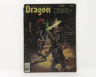 Può includere: Una copertina vintage della rivista Dragon che presenta un'illustrazione fantasy di un gruppo di avventurieri in una stanza buia con pareti di pietra. Il testo della copertina recita "Dragon" e "$3.00 #182".