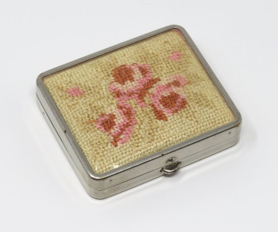 Vintage 1970s Flower Embroidered Compact Silver M… - image 2