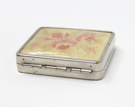 Vintage 1970s Flower Embroidered Compact Silver M… - image 6