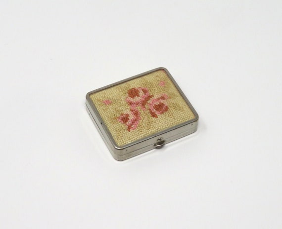 Vintage 1970s Flower Embroidered Compact Silver M… - image 1