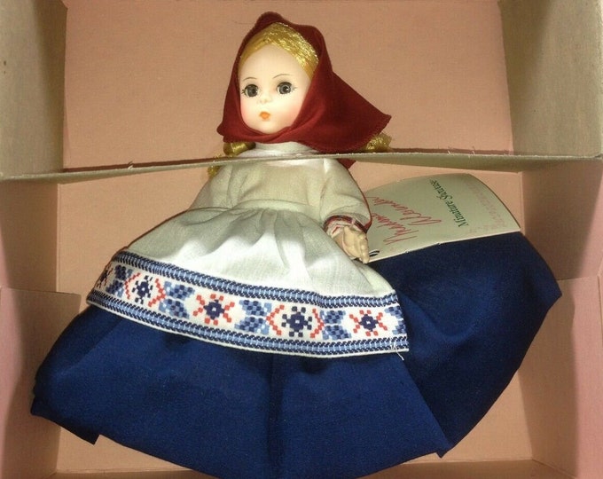 Vintage 8" Russia Girl Madame Alexander Doll #548 DISNEYLAND NIB Never Displayed!