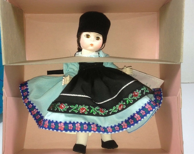 Vintage 8" Rumania Madame Alexander Doll Romania #586 DISNEYLAND NIB Never Displayed!