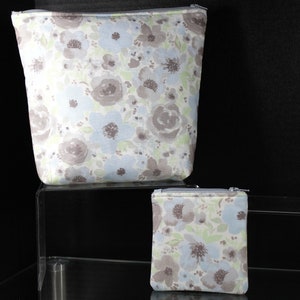 Flores azules claras y grises Elección floral de bolsa acolchada con cremallera hecha a mano, monedero de cambio de monedas, bolsa cosmética, maquillaje, viajes, escuela