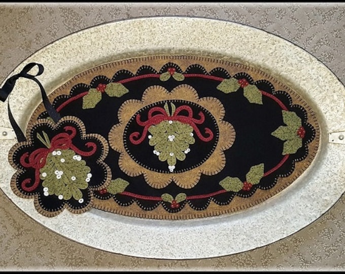 Christmas Kisses Table Mat & Mini Mat Wool Applique Pattern by Penny Lane Primitives 22"