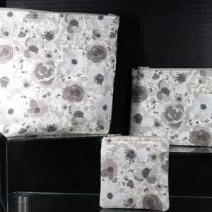 Flores grises Elección floral de bolsa acolchada con cremallera hecha a mano, monedero de cambio de monedas, bolsa de cosméticos, maquillaje, viajes, escuela