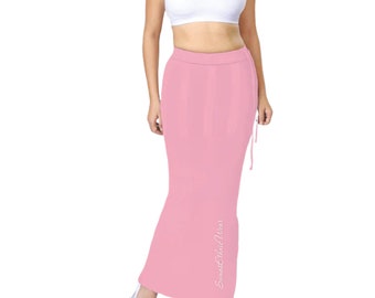 以下が含まれることがあります： ドローストリングウエストと側面に「Sweet Elegance Attire」の文字がプリントされたピンク色のロングアンダースカートです。