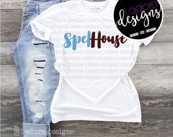 Könnte beinhalten: Weißes T-Shirt mit dem Text "Spell House" in blauer und brauner Schrift. Das Shirt liegt auf einer Holzoberfläche mit einer blauen Jeans. Der Text "i adore designs" befindet sich in einem Kreis in der oberen rechten Ecke des Bildes.