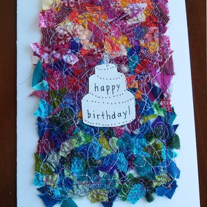 Carte gâteau d'anniversaire : 5" x 7", multicolore sur blanc, intérieur vierge, avec enveloppe assortie
