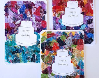 Puede incluir: Tres tarjetas hechas a mano con un diseño de confeti colorido. Cada tarjeta presenta un pastel blanco con el texto "feliz cumpleaños" en él.