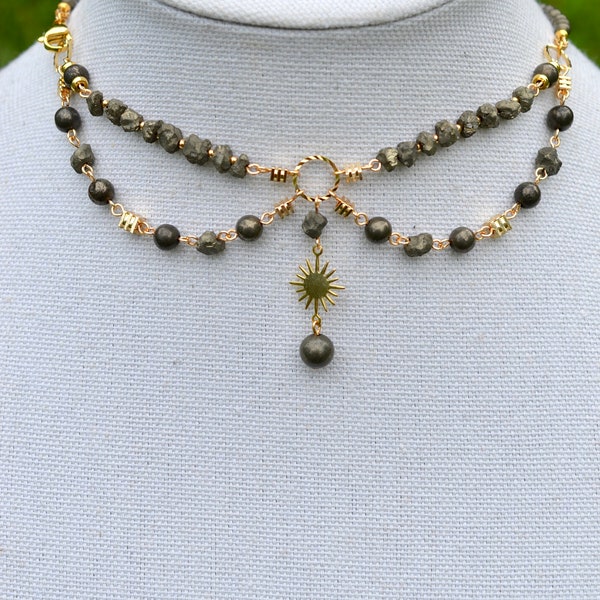 Pyrit 14k Gold gefüllt Choker Halskette, Cottagecore Halskette, Fee Halskette, Mond Charms, Kristallhalskette, witchy Schmuck