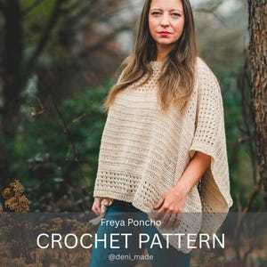 Könnte beinhalten: Eine Frau trägt einen beigefarbenen Häkelponcho. Der Poncho hat ein lockeres, offenes Webdesign. Der Text "Freya Poncho CROCHET PATTERN" wird am unteren Rand des Bildes angezeigt. Der Hintergrund ist eine verschwommene Außenszene.