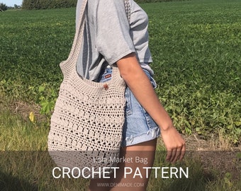 Könnte beinhalten: Beige gehäkelte Markt-Tasche mit Schulterriemen. Die Tasche hat ein strukturiertes Muster und ein Lederetikett. Die Wörter "Lola Market Bag" und "CROCHET PATTERN" sind in weißem Text am unteren Bildrand angezeigt.