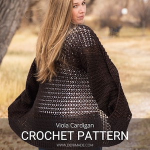 Könnte beinhalten: Ein braunes Häkel-Cardigan mit einem Spitzenmuster. Der Text "Viola Cardigan CROCHET PATTERN WWW.DENIMADE.COM" befindet sich am unteren Rand des Bildes.