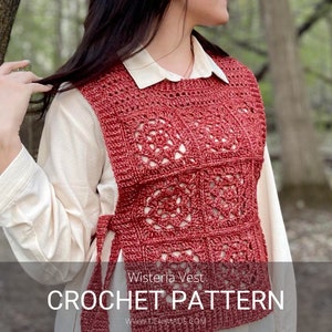 Pode incluir: Um colete vermelho de crochê com um design floral, usado sobre uma blusa creme. O colete é feito de painéis quadrados e tem fechos laterais. O texto "Wisteria Vest CROCHET PATTERN" é exibido na parte inferior da imagem.