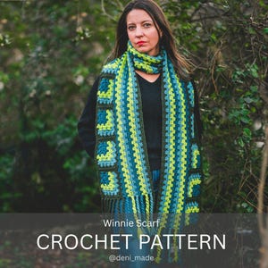 Puede incluir: Bufanda de ganchillo hecha a mano en tonos azules, verdes y verde oliva. La bufanda presenta un patrón cuadrado repetitivo y flecos. El texto en la imagen dice "Winnie Scarf CROCHET PATTERN @deni_made."
