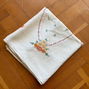 Nappe carrée brodée en coton blanc vintage