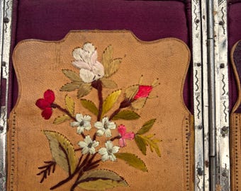 Porte-cartes victorien antique brodé en cuir
