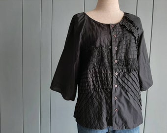 M – Vintage Tsumori Chisato Bluse, schwarz, mit Drapierung – Rüschenbluse aus Baumwolle – Minimalistisch-schicke Designerbluse