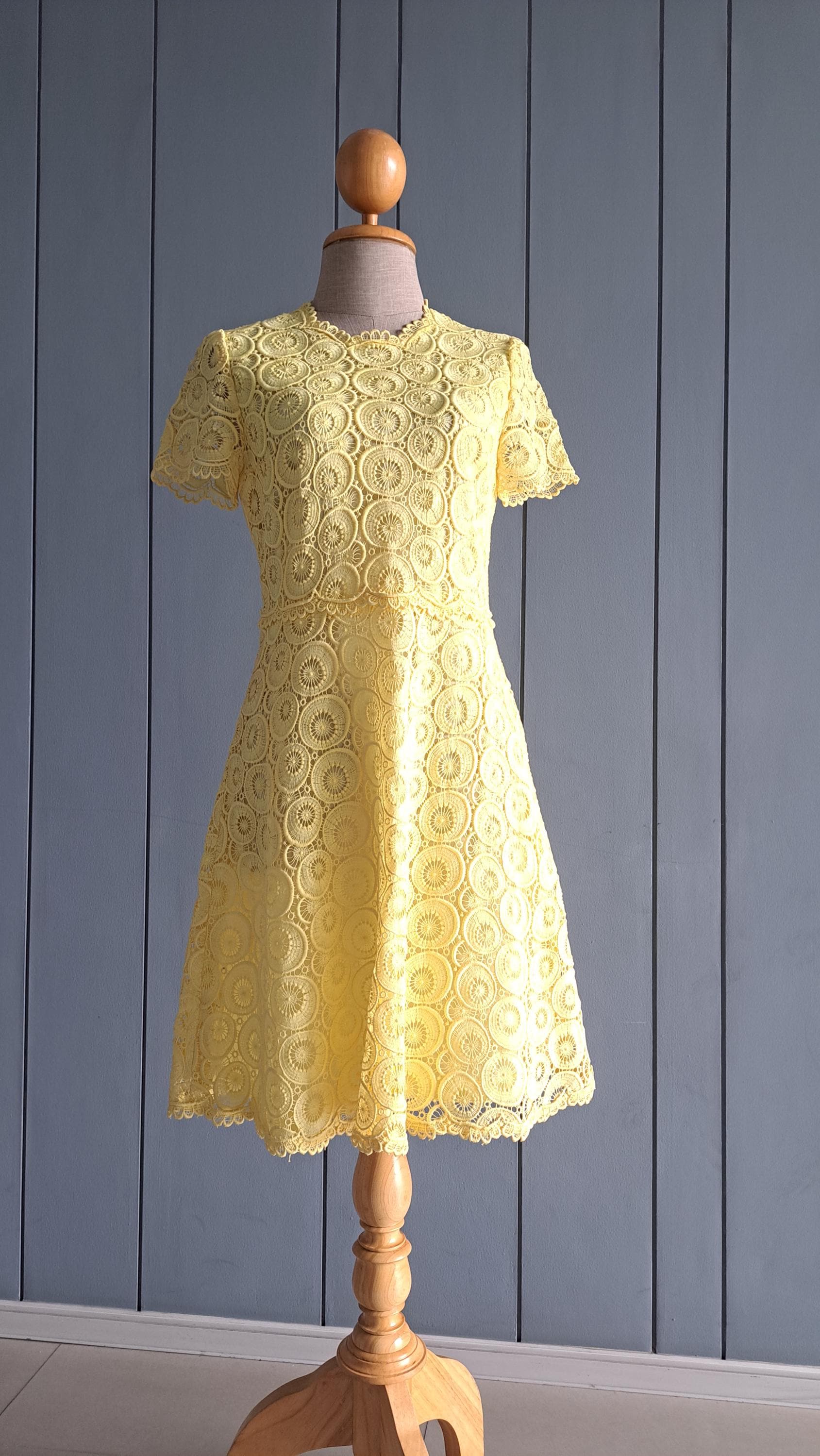 Vestido de encaje amarillo de los años 60 (talla S) - Cintura máxima de 71  cm - Vestido de novia vintage de compromiso - Etsy México, image size:1689x2999