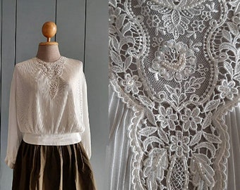 Vintage kanten blouse jaren 70 - verfraaid gebroken witte geplooide top, medium - rustige luxe blouse