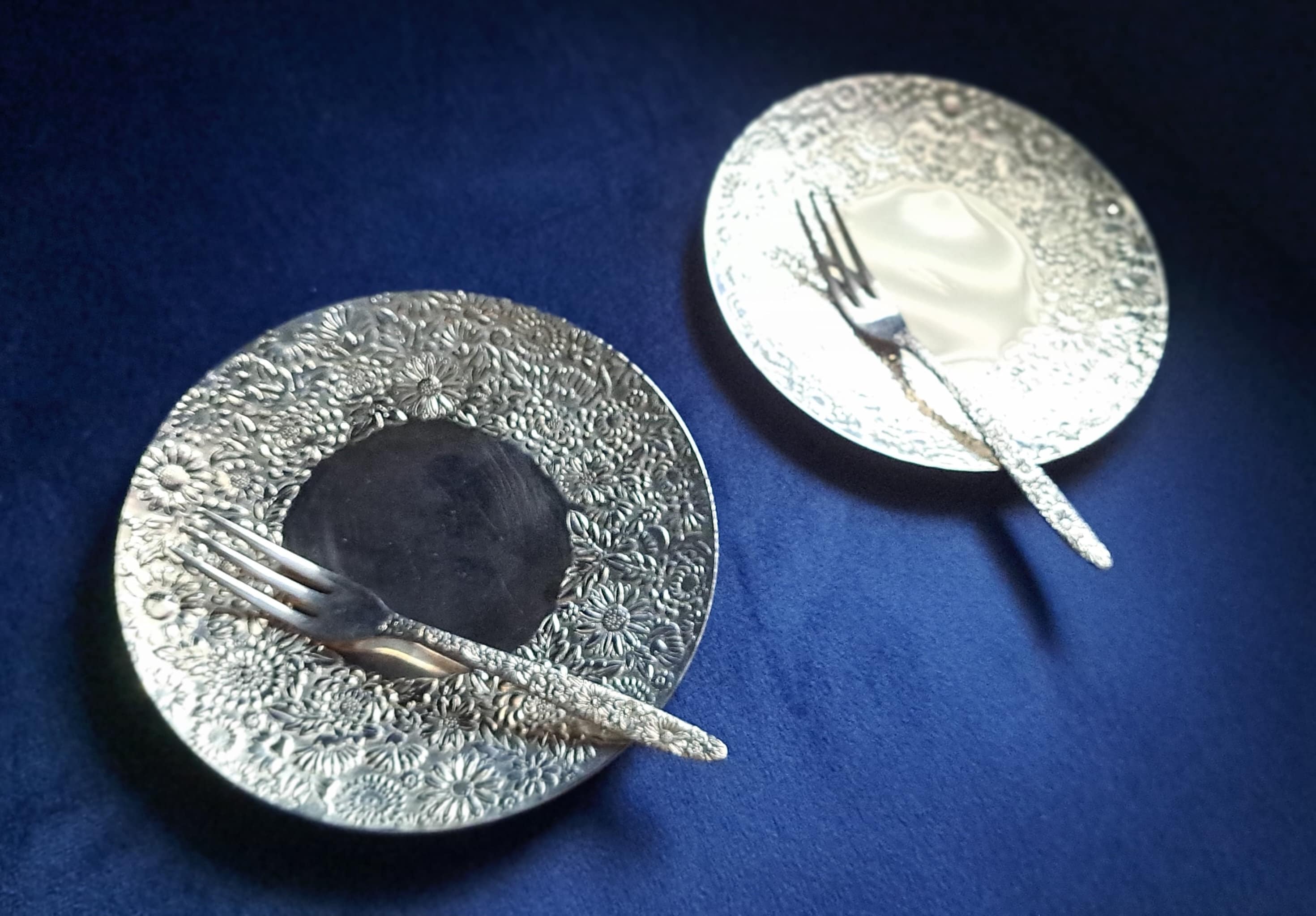 matildajars ジャスフランス製エンボス加工の花模様皿2枚セット ヴィンテージ風ステンレス製デザートプレートセット – 花柄エンボス