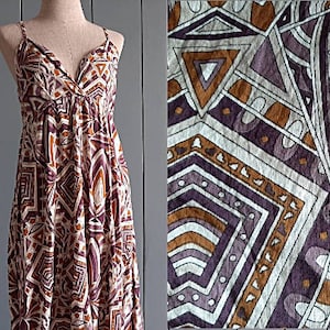 S - M - jaren 90 boho maxi-jurk - katoenen maxi met spaghettibandjes - zomerjurk met grafische print - pruim paarsbruine maxi-jurk