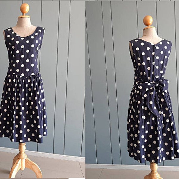 S - M - 70er Jahre Damen Rockabilly Kleid - Polka Dot Sommerkleid - Marine Blau Weiß gepunktetes Baumwoll Urlaubskleid - Binderücken Ärmelloses Kleid- S