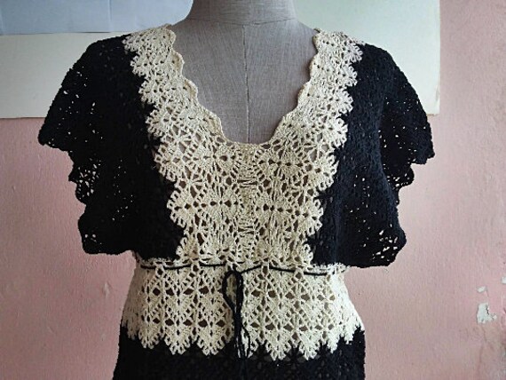 S - M - 70s 80s Black Cream Crochet Crop Top - Su