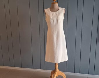 Minivestido blanco vintage de Courrèges, estilo mod de los años 70, vestido de novia de lujo discreto de diseñador francés para verano.