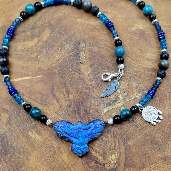 Collier ethnique avec plumes et aigle en labradorite