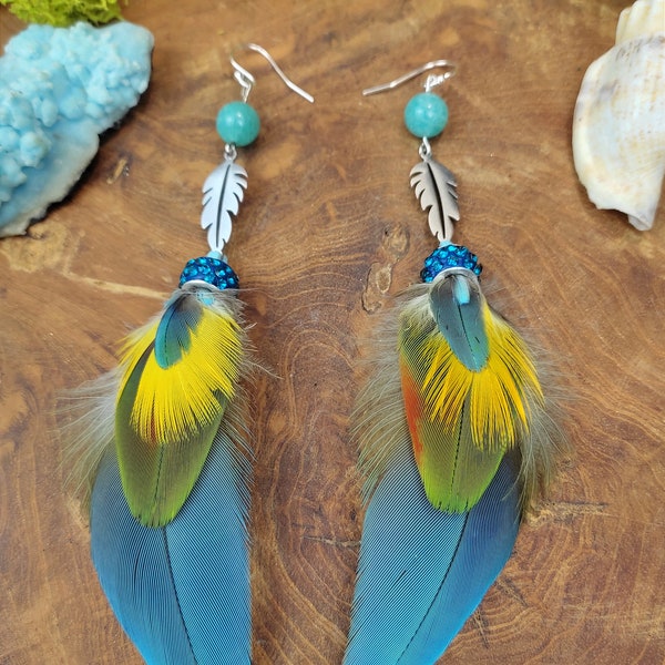 Boucles d'oreilles plumes de perroquet et amazonite "Parrot island"