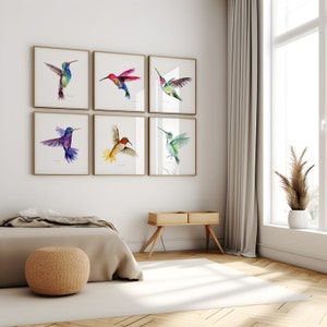 Puede incluir: Seis pinturas de acuarela enmarcadas de colibr&iacute;es en vuelo. Cada pintura presenta un colibr&iacute; de color diferente sobre un fondo blanco.