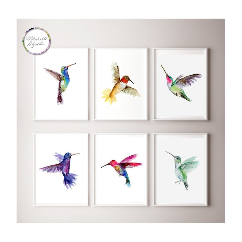 Puede incluir: Seis acuarelas de colibr&iacute;es en varios colores, incluyendo azul, verde, rojo y morado. Los colibr&iacute;es se representan en vuelo con las alas extendidas.