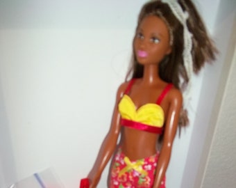Afro-Amerikaanse OOAK Barbie Rood Geel Badpak, Jurk en Borstel door Mattel NIB