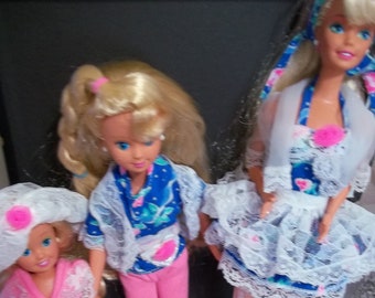Sharin&#39; Sisters Barbie/Skipper/Stacie Giftset. Matttel #10143 1992 New De Box Adorable Fluorescent vert, bleu et rose tenues imprimées.