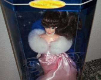 Verzauberte Abend Raben Haar Pferdeschwanz Barbie Kleid Handschuhe Kunstpelz Stola Schuhe Klar Puppe Stand Pinsel Mattel #15407 1995 Repro Neu in Box