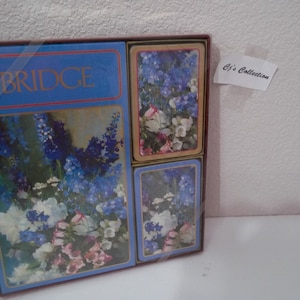 Cartas de jogar Bridge e ScorePad Caixa de presente de dois baralhos Novo em folha por Gaspari Larkspur Peony e Canterbury Bells Navio grátis com cont. NÓS.
