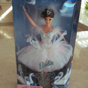 Swan Lake Barbie Dress Shoes Hair Piece Tutu Ballerina Mattel #18509 1997 New in Box Nice Display box FREE Ship w/in Cont. U.S.