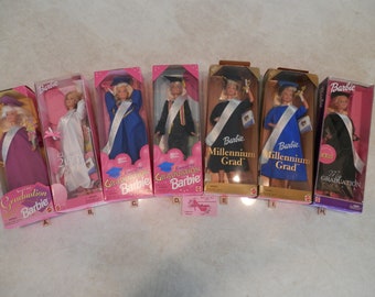 Graduation Barbie-Klasse von 2024 Graduation Doll Magenta, Weiß, Royal Blau, Schwarz und Dunkelblau Kleid Farbe OOAK Box Zubehör enthalten