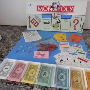 Monopoly Spiel Vintage Stück Tokens Haus Hotel Geld Chance Community Brust Karten Grundbesitz Karten Sehr Guter Zustand von Parker Brothers