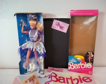 Barbie Ice Capades Edición de coleccionistas de 1990 9847 Nueva en caja  Disfraz de patinaje sobre hielo morado y plateado Hermoso lazo para el