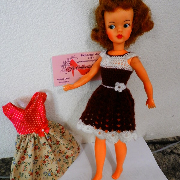 Tammy Brunette Doll Ideal Toy années 1960 avec de nouvelles robes faites à la main et une poupée pyjama en très bon état