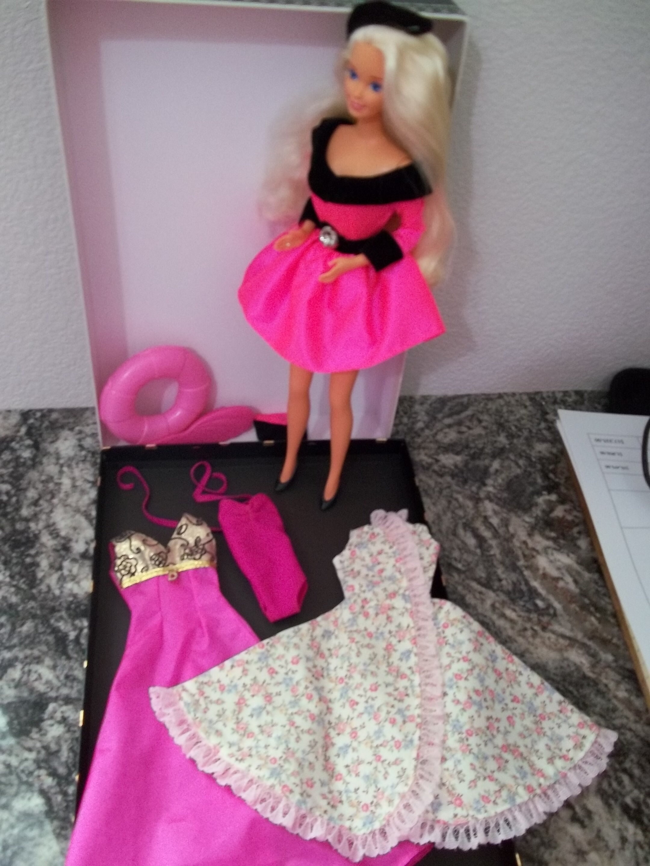 人気アイテムランキング(新品) Barbie Out Steppin' Special #14110 Mattel by 1995 Edition その他