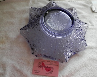 Dulcera/frutera de cristal tallado morado amatista vintage con un precioso diseño y borde ondulado de 28 cm de ancho x 7,6 cm de profundidad.