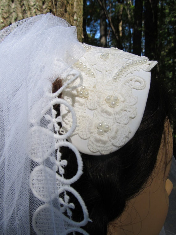 Beautiful Vintage White or Candlelight Headpiece - image 5